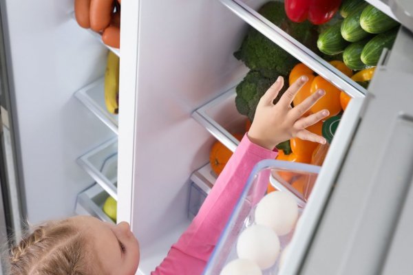 Ordenan que un supermercado indemnice a la familia de una niña que se electrocutó al tocar una heladera defectuosa