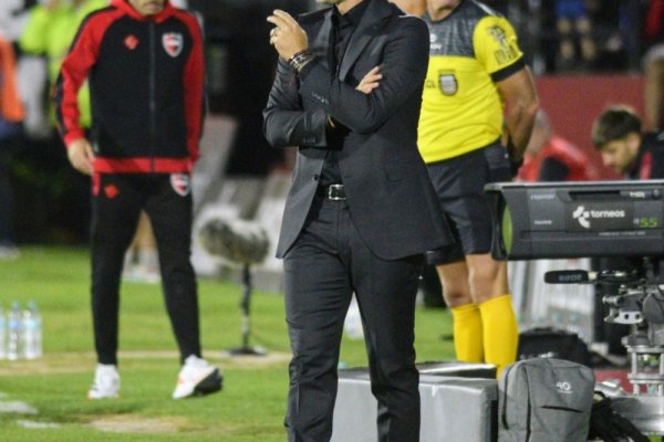 El inesperado desliz de la voz del estadio de Newells ante Boca que sorprendió a Gago y Cavani