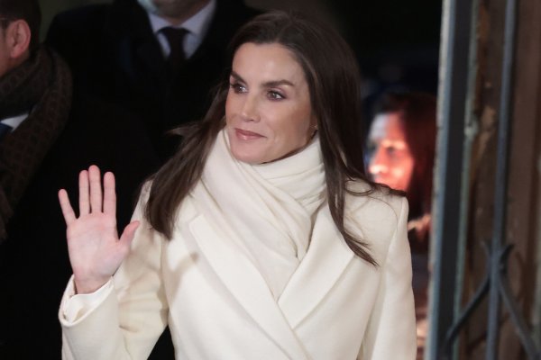 Primer look de la reina Letizia en Italia: un elegante abrigo blanco y un inesperado accesorio