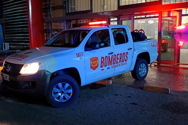 El incendio de un local de ropas causó alarma en el Hipermercado Libertad