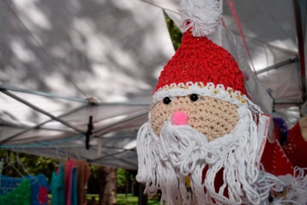 Se viene la Feria Navideña en Plaza Pringles con originales producciones artesanales
