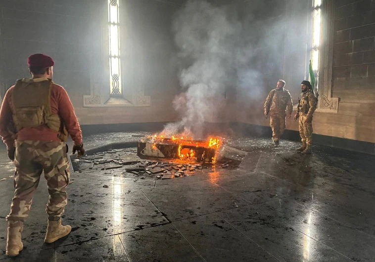 Los rebeldes sirios prenden fuego a la tumba del padre de Bassar al-Assad en el mausoleo familiar