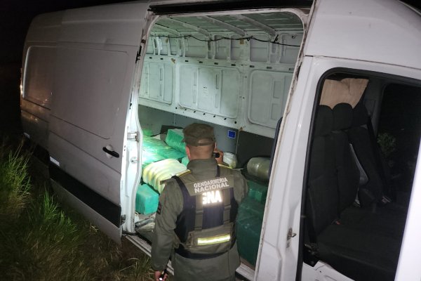 Decomisan una tonelada de marihuana que fue abandonada por el conductor de un furgón