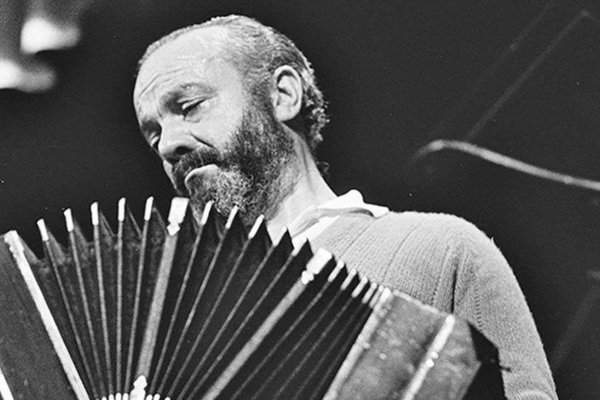 Astor Piazzola: la tumba olvidada y sin una flor