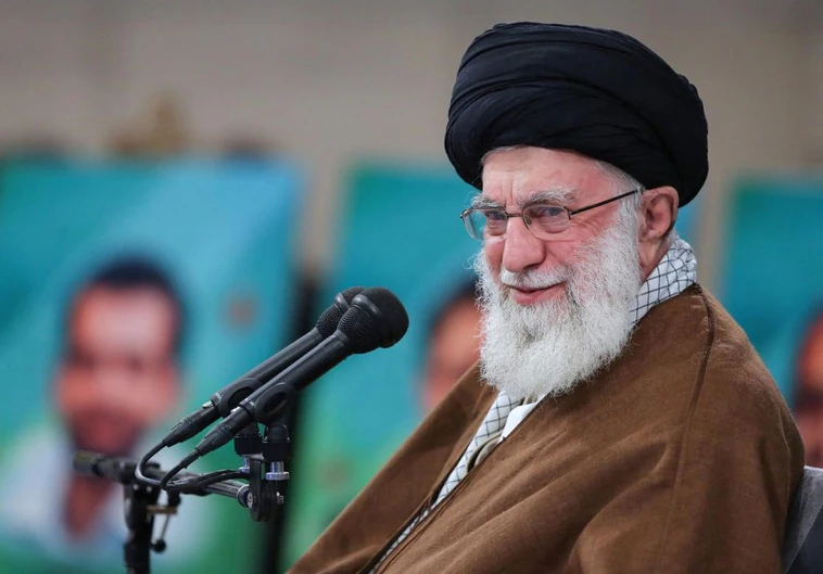 El líder supremo iraní afirma que «lo ocurrido en Siria es fruto de un complot de Israel y EE.UU.»