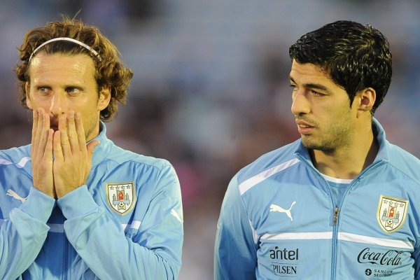 Forlán se cansó y cruzó a Luis Suárez tras respaldar a Bielsa: 