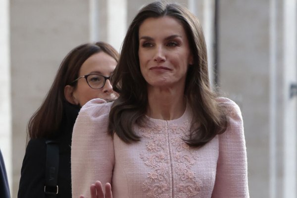 La reina Letizia impacta en Roma con un precioso look rosa al estilo ladylike
