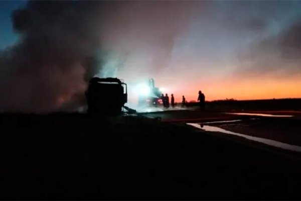 Un camión con carga radioactiva se incendió cerca de la localidad santafesina de Carlos Pellegrini