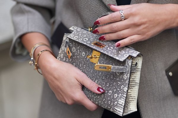 La manicurista más solicitada del barrio de Salamanca revela los 5 colores de uñas que más piden esta Navidad