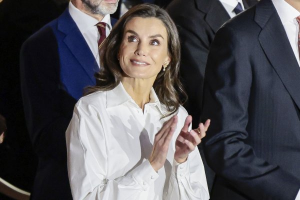 La reina Letizia dice adiós a Italia con un  look de marca española en clave lujo silencioso