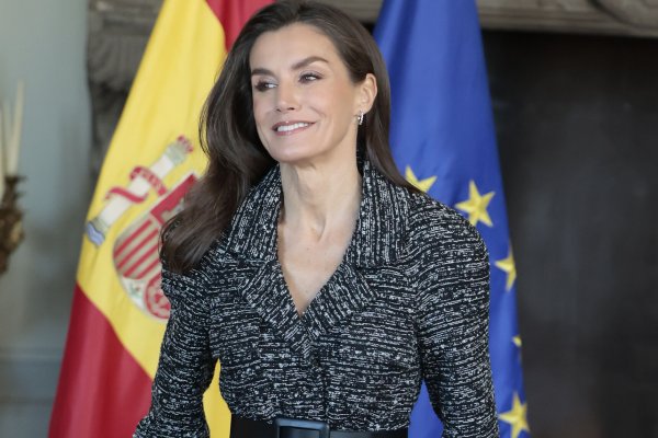 Todos hablan del traje italiano de la reina Letizia pero nosotras nos fijamos en su bolso de lujo