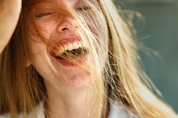 Por qué las mujeres son más felices a medida que cumplen años según la neuropsiquiatra Louann Brizendine