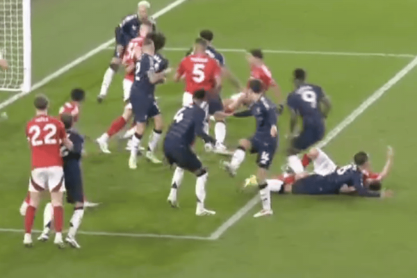 Un histórico de la Premier League, tajante con el Dibu Martínez: 