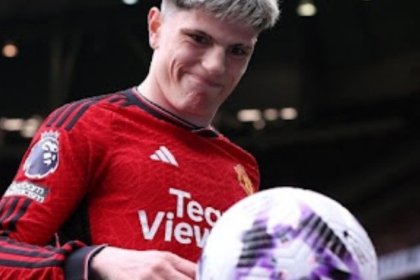 Garnacho, afuera del banco de suplentes en el United vs. City