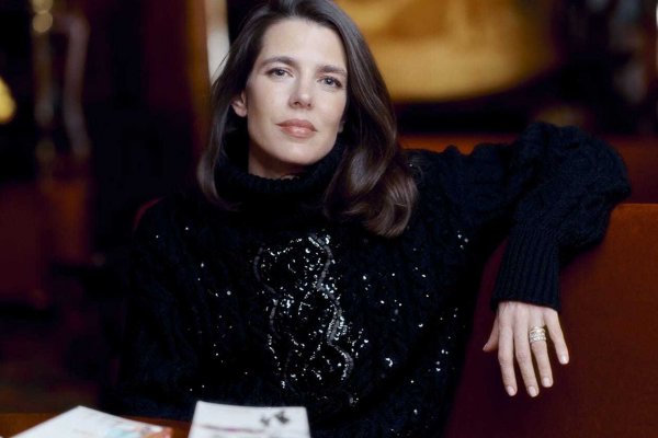 El jersey elegante de lentejuelas de Carlota Casiraghi es todo lo que necesitas esta Navidad