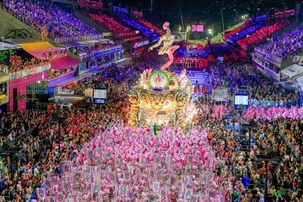 Santa Catarina se prepara para un verano único y recibe 2025 con fuegos artificiales en Florianópolis