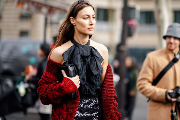 La falda más tendencia esta Navidad es midi, de lentejuelas y se lleva exactamente así