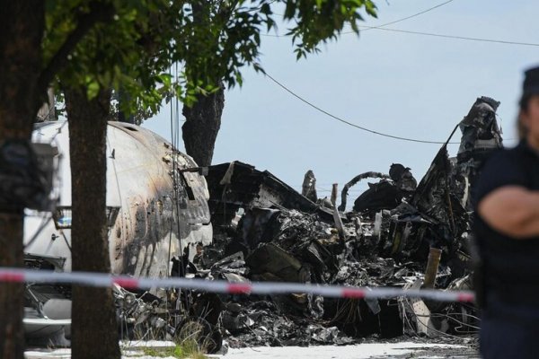 Mueren dos personas tras estrellarse un avión privado en Buenos Aires