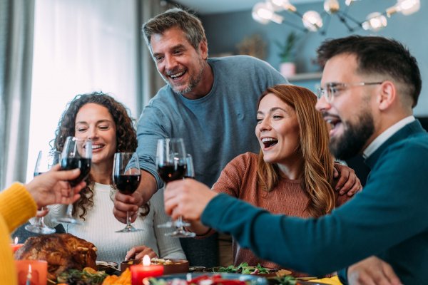 Un buen vino no puede faltar en la mesa de Navidad. Ya seas anfitrión o invitado, asegúrate  de elegir bien