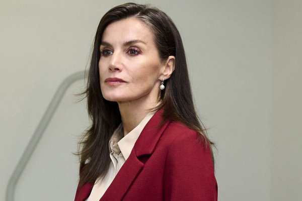 La reina Letizia estrena un traje de la firma francesa que acaba de abrir tienda en el barrio madrileño más exclusivo