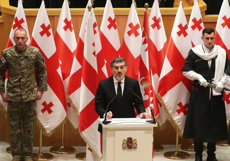El nuevo presidente de Georgia jura su cargo en medio de una crisis política y sin el reconocimiento de la oposición