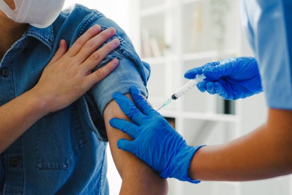 Quiénes deben recibir la vacuna antigripal y refuerzos por Covid-19