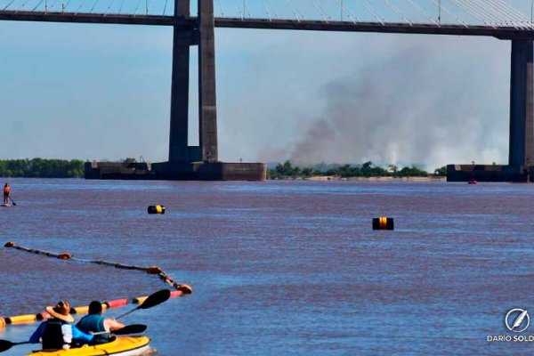 Aún hay dos focos de incendio activos en la isla frente a Baigorria: el humo se hizo sentir en Rosario