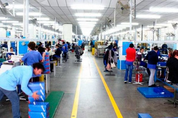 Anuncian el despido de 400 empleados de Adidas y desde el gremio del calzado advierten sobre más cesantías
