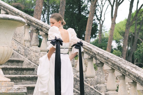 La novia romántica que nos conquistó con su vestido blanco de lazos negros en su boda italiana