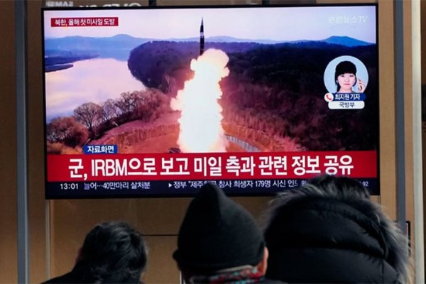 Corea del Norte dispara un misil balístico de alcance intermedio hacia aguas orientales