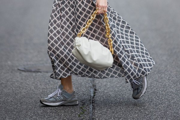 Las zapatillas que llevan ya las chicas modernas de Malasaña serán tendencia en 2025