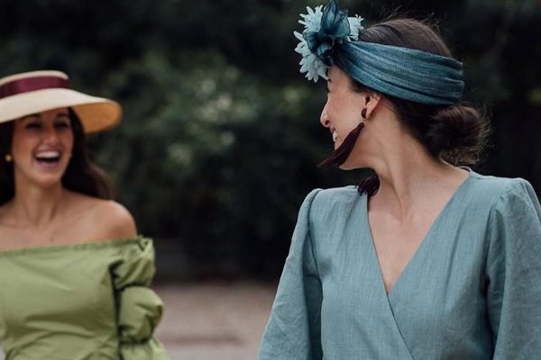 Soy experta en invitadas y estas son las prendas y accesorios que deberías comprar en las rebajas de 2025