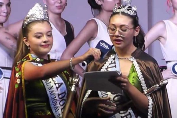 No pudieron callarlas: le quitaron el micrófono a la embajadora de un festival por sus críticas al intendente y su compañera le cedió el suyo