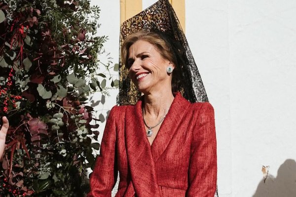 La invitada más elegante del fin de semana es esta madrina con vestido de firma española y guantes de piel