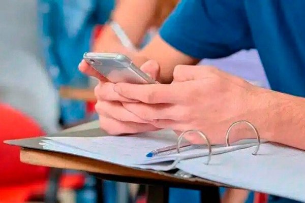 Por ley: Brasil prohibió el uso de celulares en las escuelas