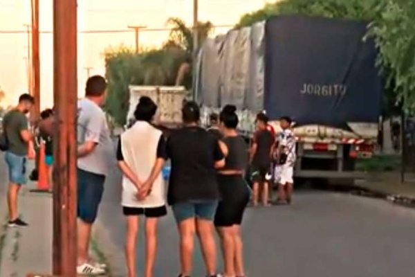 Una mujer falleció al chocar con su moto contra un camión