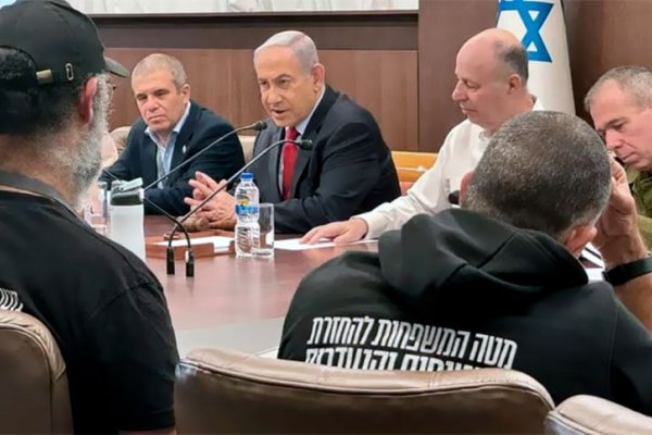 Presionado por opositores, Netanyahu retrasa la aprobación del alto el fuego y sigue bombardeando