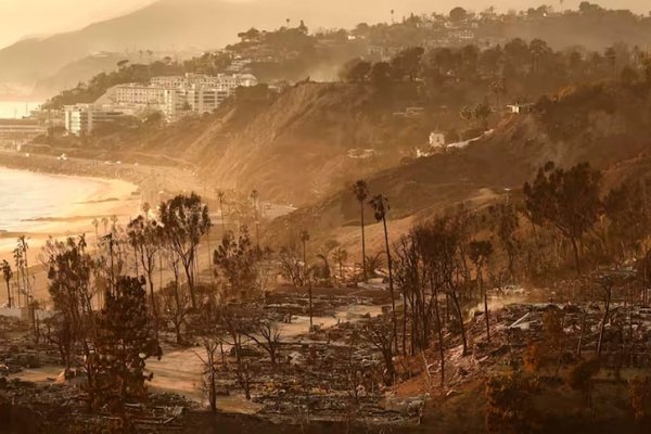 Incendio en Los Ángeles: el viento da una tregua e ilusiona con controlar el fuego