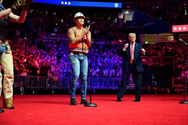 Trump calienta la investidura con un baño de masas