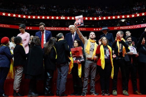 Familiares de rehenes de Hamás suben al escenario con Donald Trump ante una multitud entregada