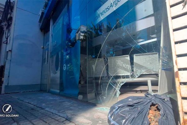 Escruche en oficina de Aerolíneas Argentinas: se llevaron casi $100.000 pero los detuvieron