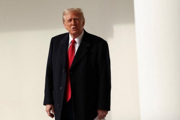 Trump despide a la primera mujer en dirigir una rama de las Fuerzas Armadas de EE.UU.