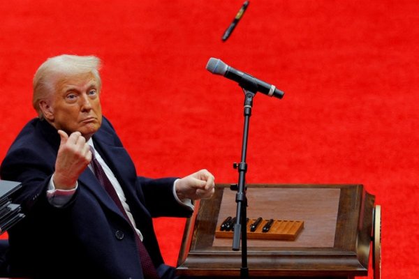 Rotuladores al aire, imitaciones… Trump se desata en el arranque de su segunda presidencia