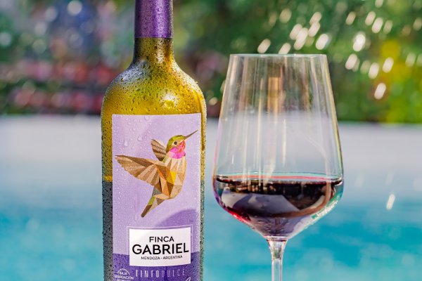 Un vino que es tendecia este verano 2025, el Tinto dulce natural.