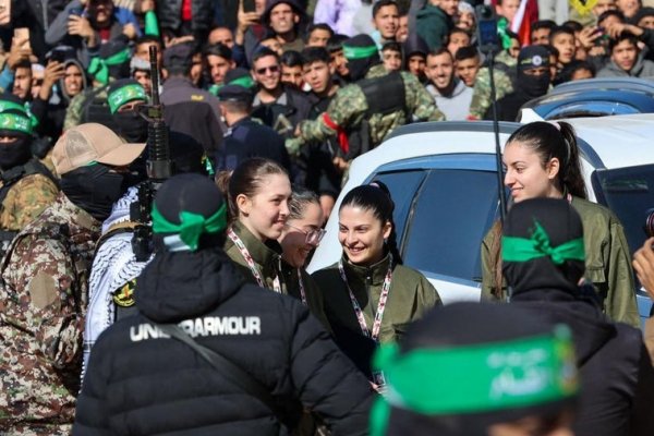 Hamás convierte en un espectáculo islamista el intercambio de rehenes con Israel