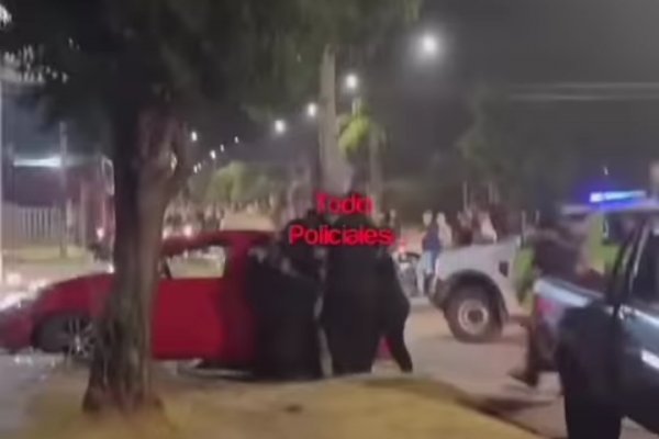 Calles correntinas al rojo vivo: motociclistas persiguieron un automóvil que atropelló a una mujer