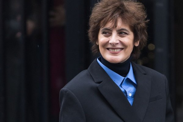 La invitada más elegante del fin de semana lleva un traje de chaqueta con un truco para dejar en casa el abrigo