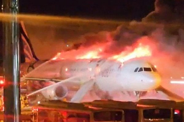 Evacuadas 176 personas de un avión en llamas en Corea del Sur