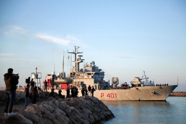 El barco italiano con 49 inmigrantes llega a Albania