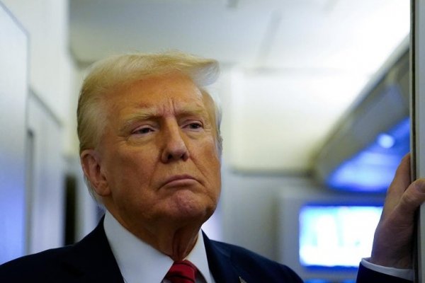 Trump ordena congelar las ayudas federales